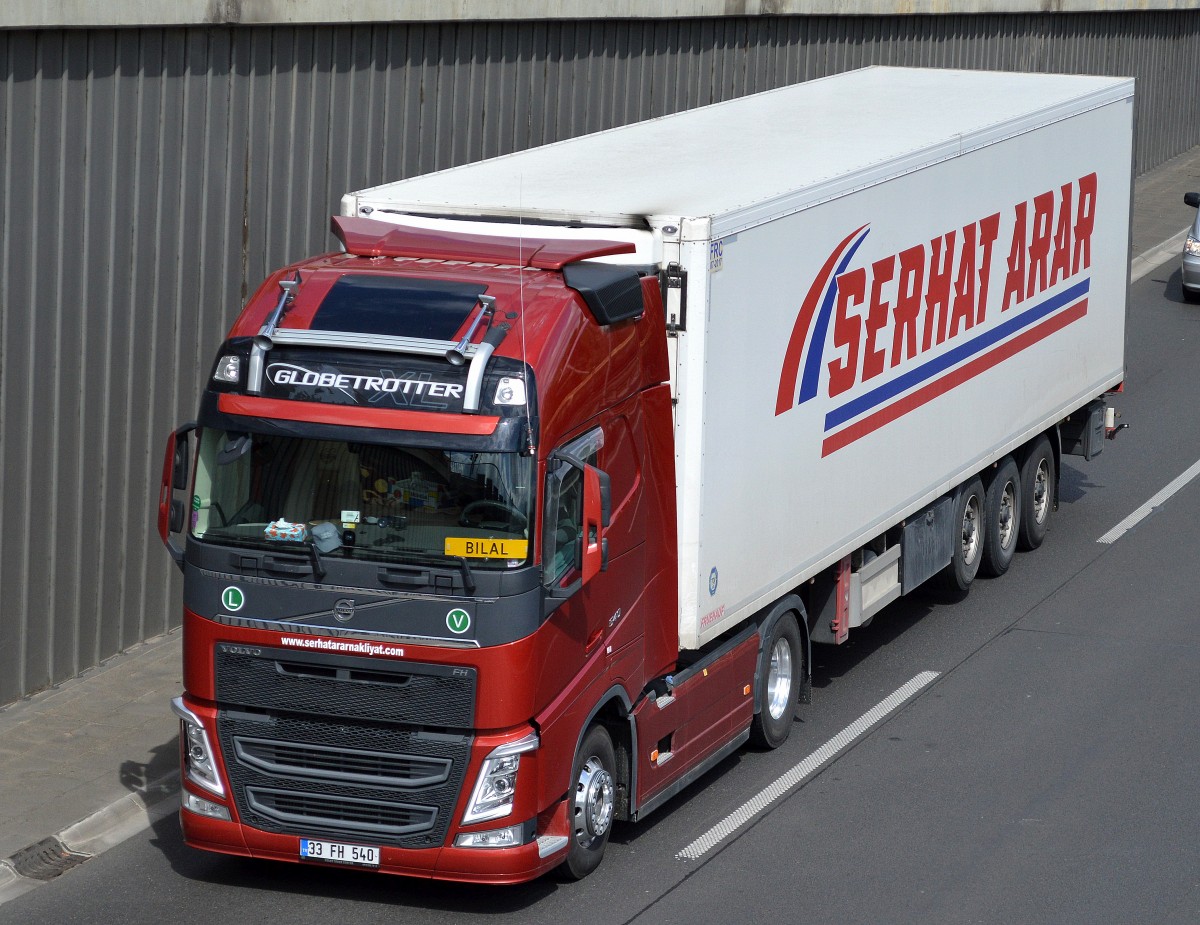Neue VOLVO FH 540 Zugmaschine mit Kühlthermoauflieger aus der Türkei der Fa. SERHAT ARAR am 07.05.15 Berliner Stadtautobahn Höhe Knobelsdorffstr.