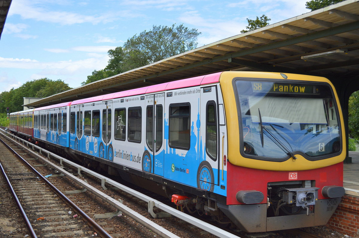 Neue Werbung an einem Berliner S-Bahn Viertelzug, es handelt sich um 481 238-4 mit Werbefolie für die Firma berlinlinienbus.de, hier auf der Linie S8 nach Pankow an Berlin Grünau, 06.08.16 