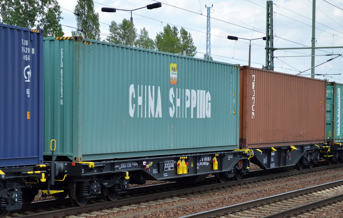 Neuer Gelenk-Containertragwagen vom slowakischen Einsteller AXbenet s.r.o mit deutscher Registrierung mit der Nr. 37 RIV 80 D-AXBSK 4950 352-7 Sggrs in einem Ganzzug gleichartiger Wagen am 28.06.17 Bf. Flughafen Berlin-Schönefeld.