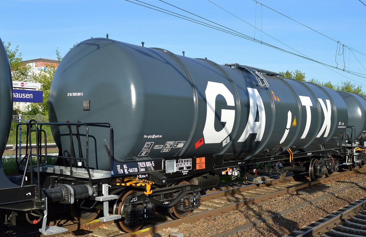 Neuer Kesselwagen vom Einsteller GATX in Deutschland mit niederländischer Registrierung mit der Nr. 37 TEN 84 NL-GATXD 7829 601-5 Zans (UN.-Nr.: 30/1863 = Düsenkraftstoff, Dampfdruck bei 50 °C größer als 110 kPa) am 15.05.17 Bf. Flughafen Berlin-Schönefeld.