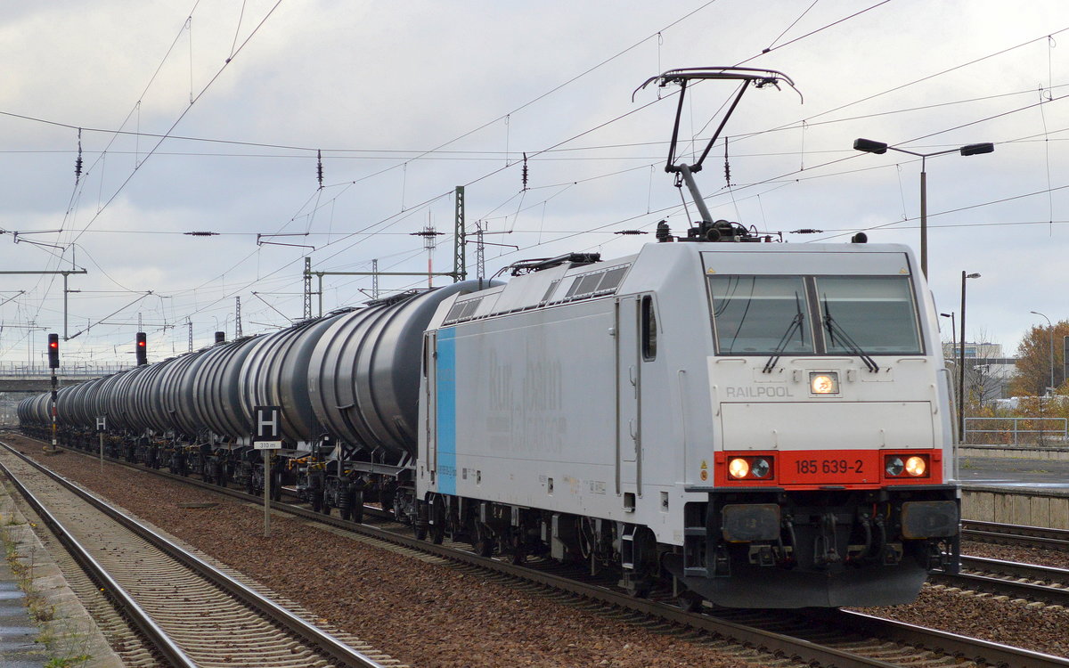 Neuer Mieter seit Anfang November 2017, die Railpool Lok 185 639-2 [NVR-Number: 91 80 6185 639-2 D-Rpool, Bombardier Bj.2009] ist aktuell für LEG tätig, hier am 20.11.17 mit Kesselwagenzug im Bf. Flughafen Berlin-Schönefeld.