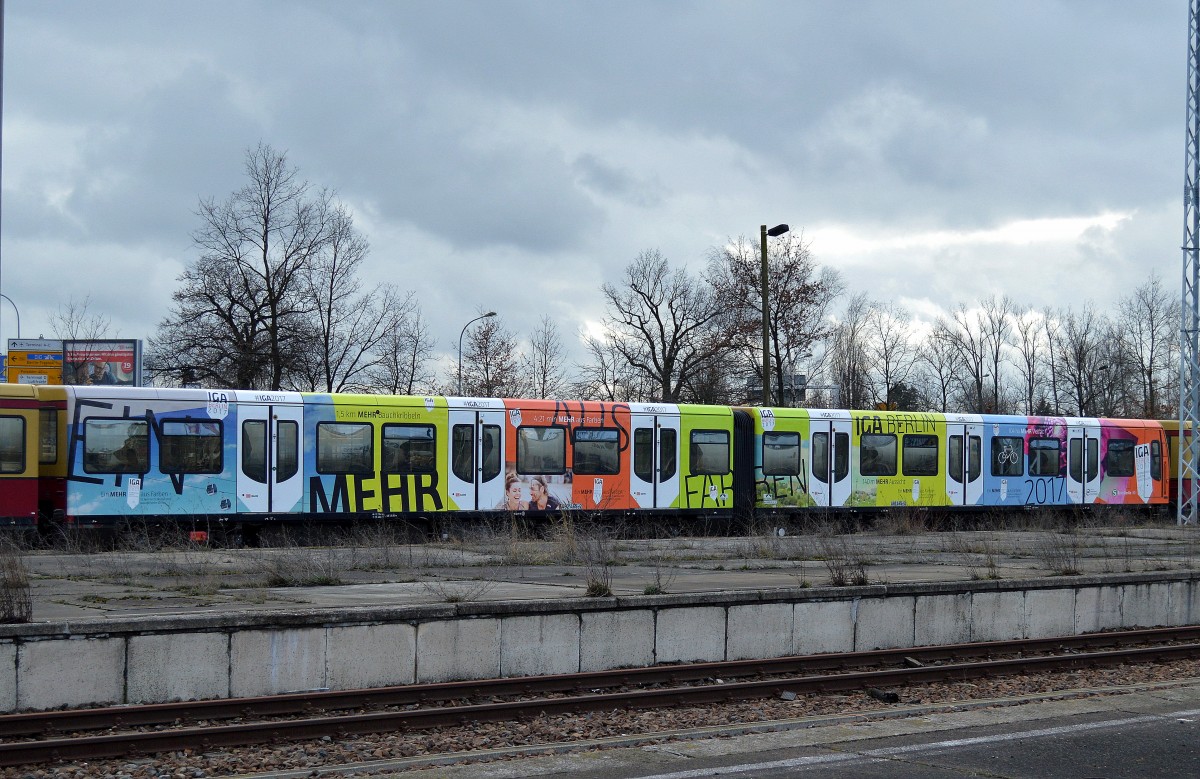 Neuer Werbeviertelzug der Berliner S-Bahn (482 466-2 + 481 465-3) mit Werbefolie für die IGA Berlin 2017 am 23.02.16 Bhf. Flughafen Berlin-Schönefeld.