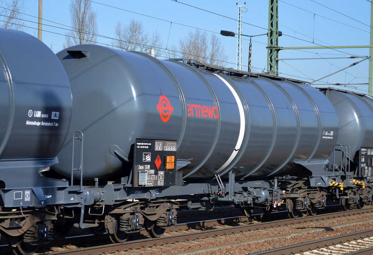 Neuerer Kesselwagen vom Einsteller Ermewa mit der Nr. 33 RIV 80 D-ERMD 7841 472-3 Zacns Rbf. Maschen (UN-Nr.33/1170 = Ethanol) am 15.02.17 Bf. Flughafen Berlin-Schönefeld.