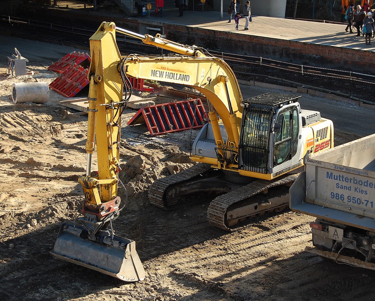 NEW HOLLAND E 265 Raupenbagger am 26.11.13 Großbaustelle Berlin Ostkreuz.