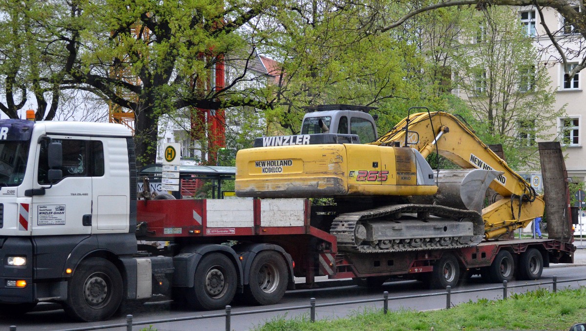 NEW HOLLAND/KOBELCO E265 Raupenbagger der Fa.WINZLER auf firmeneigenen Sattelzug beim Transport am 10.04.14 Berlin-Pankow.