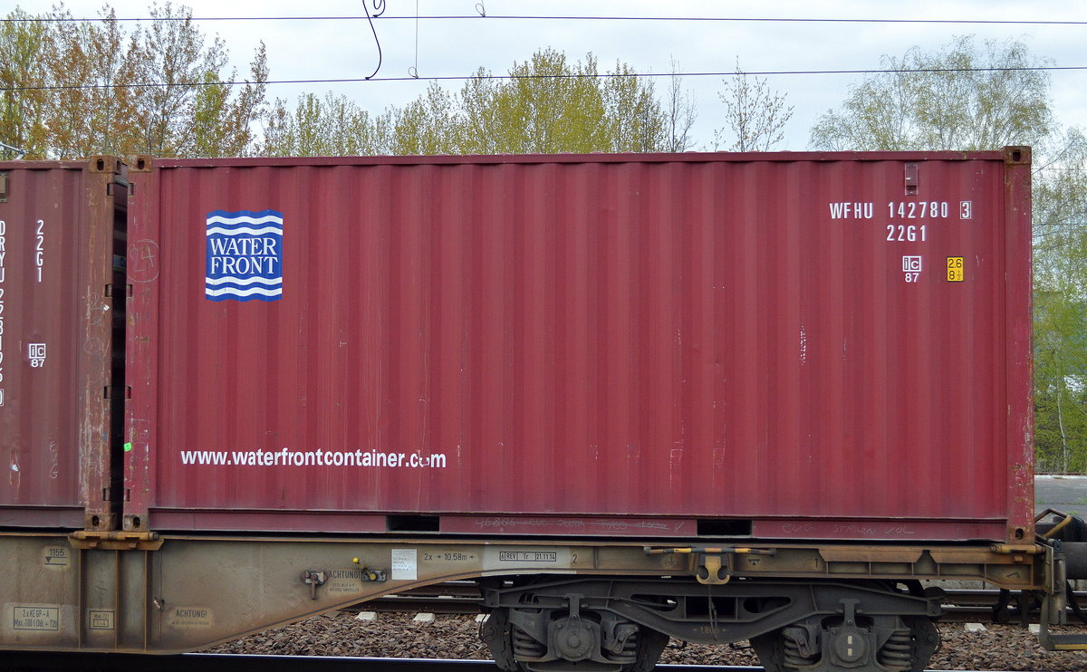 Nicht sehr häufig auf Containerzügen hier im Nordosten ein 20’ Standard Container der US-amerikanischen Waterfront Container Leasing company, Inc. am 20.04.17 Bf. Flughafen Berlin-Schönefeld.