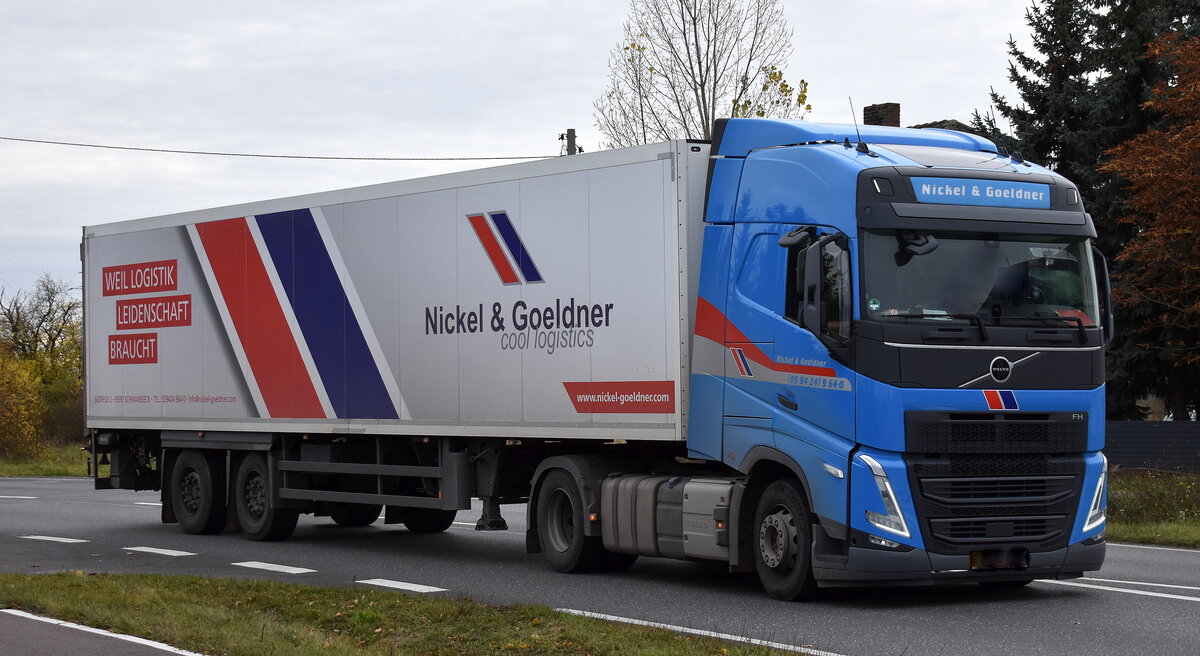 Nickel & Goeldner Spedition GmbH mit einem Sattelzug mit neuerer VOLVO FH Zugmaschine am 04.11.25 Bahnübergang Bahnhof Rodleben.
