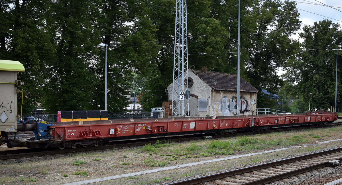 Niederflur-Tiefbettwagen vom Einsteller JOSEF MEYER Rail Maintenance GmbH, der vorrangig für den Transport von Straßenfahrzeugen eingesetzt wird mit der Nr. 87 80 D-WSG 498 3 153-9 Saadkms 690  in einem gemischten Güterzug am 30.07.25 Höhe Bahnhof Ruhland.