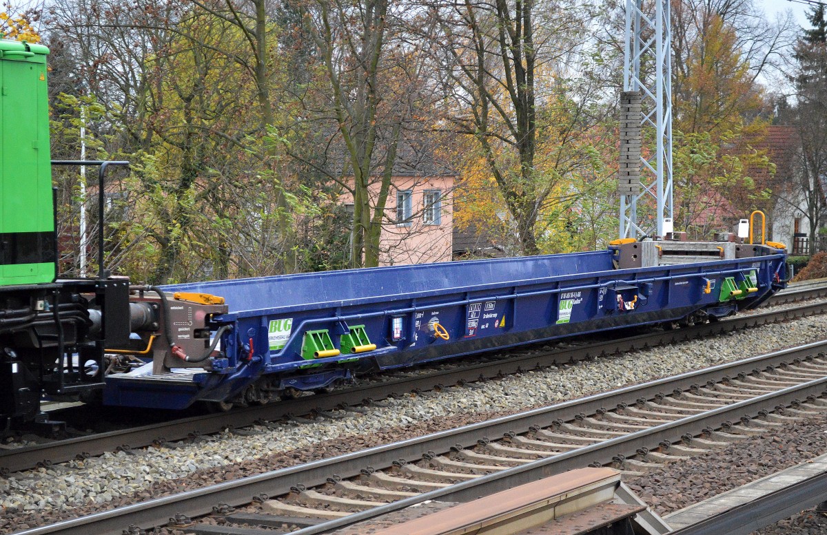 Niederflurwagen zum Transport von Straßenfahrzeugen und Baumaschinen auf Schienen der Fa. BUG mit der Nr. 87 80 4983 196-8 D-BUG Saadkms690 am 10.11.15 Berlin-Karow.