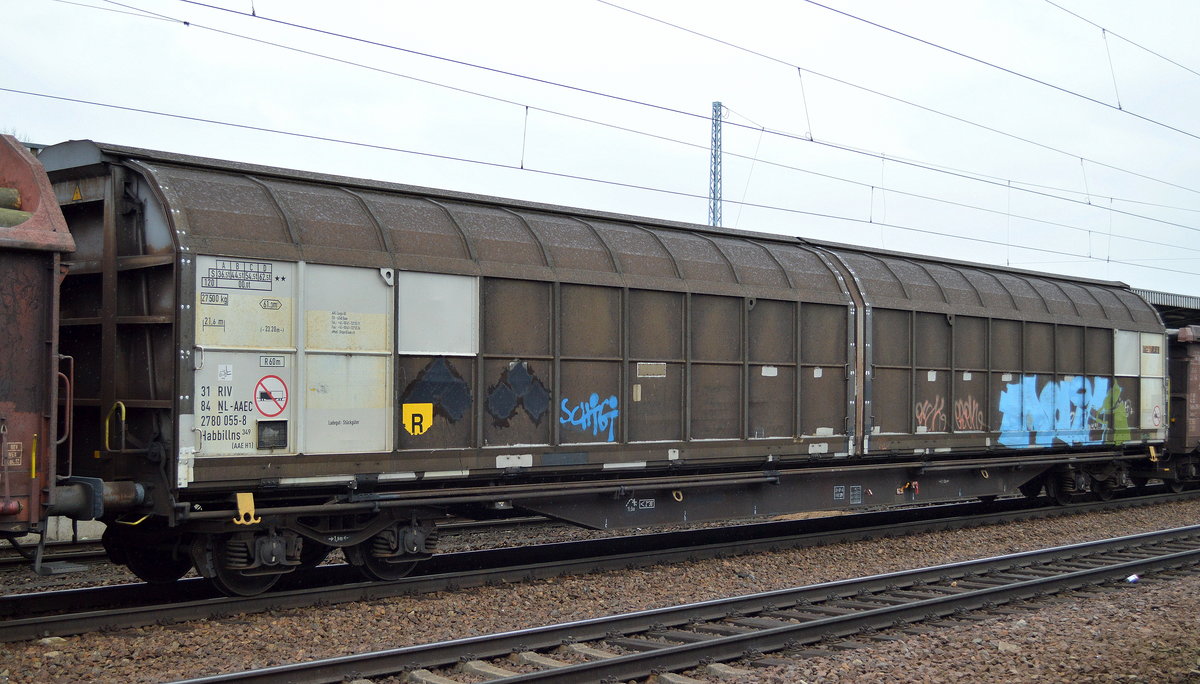 Niederländicher Schiebewandwagen vom Einsteller AAE Cargo AG mit der Nr. 31 RIV 84 NL-AAEC 2780 055-8 Habbillns 349 (AAE H1) am 29.03.17 Bf. Flughafen Berlin-Schönefeld.