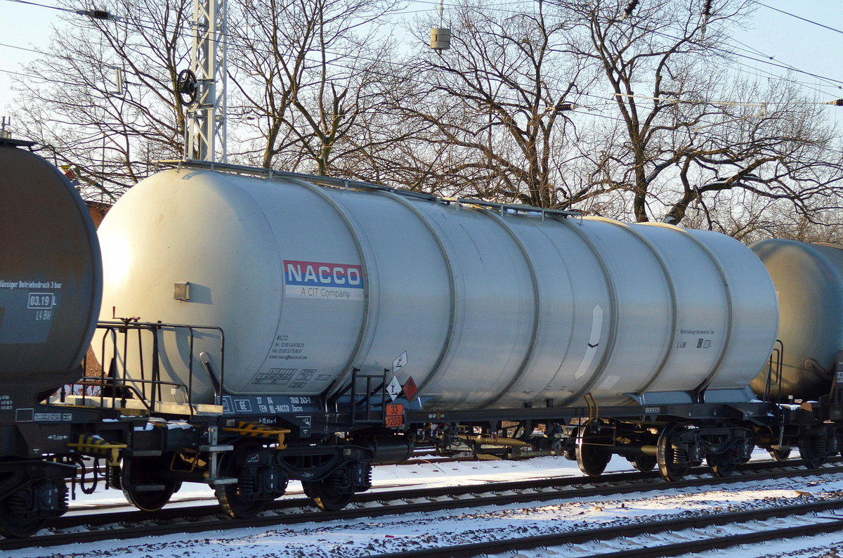 Niederländischer Kesselwagen vom Einsteller NACCO mit der Nr. 37 TEN 84 NL-NACCO 7840 243-1 Zacns für Benzin-Transporte lt. UN-Nr. am 10.01.17 Berlin-Grünau.