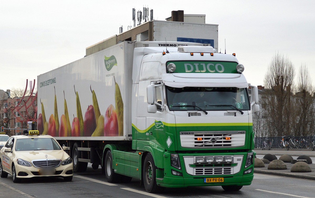 Niederländischer Sattelzug von DIJCO mit einer VOLVO FH16 600 PS Zugmaschine am 28.01.15 Berlin-Beusselbrücke.