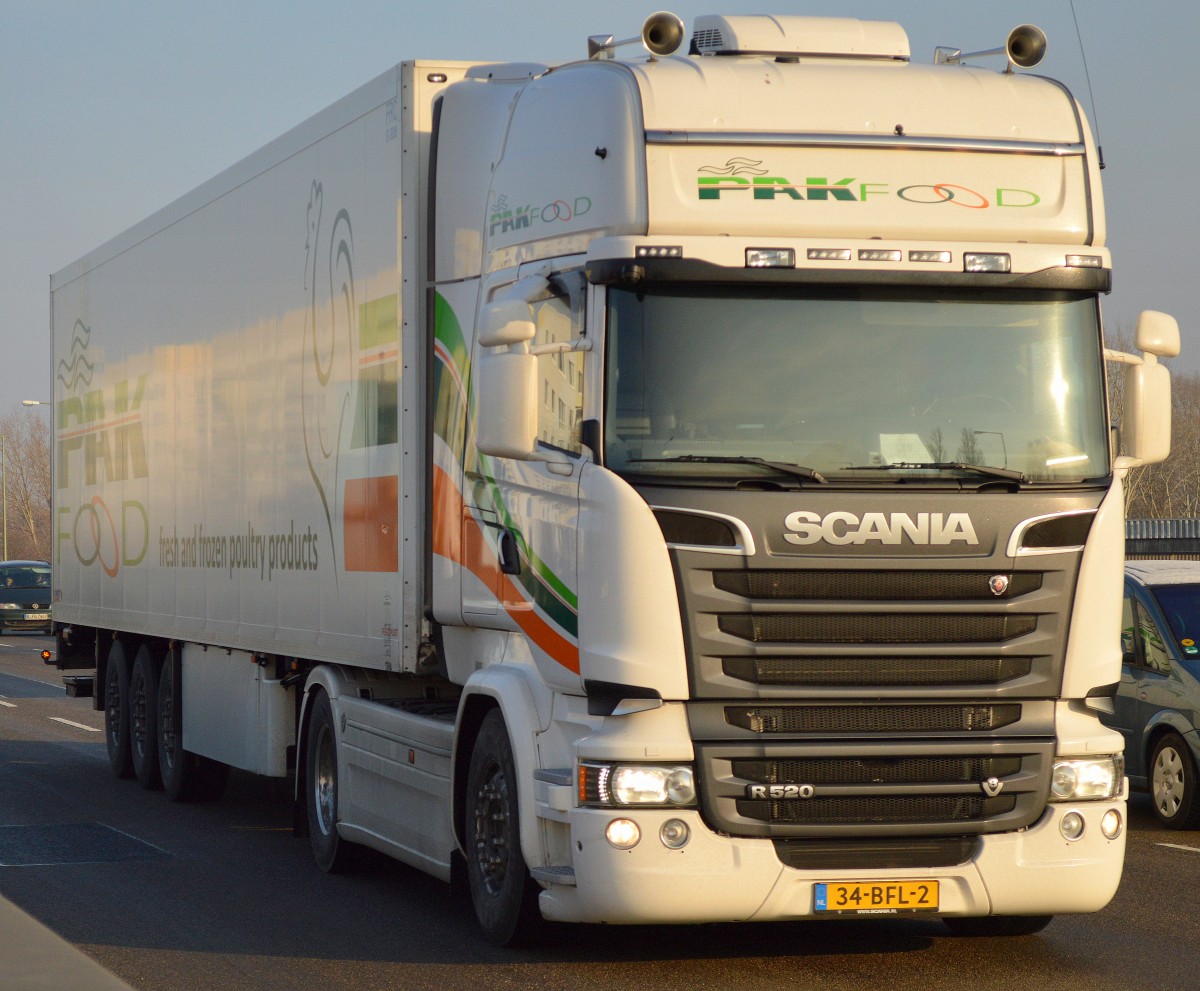 Niederländischer Sattelzug der Fa. PAKFOOD mit SCANIA R520 Zugmaschine am 18.02.16 Berlin-Heinersdorf.