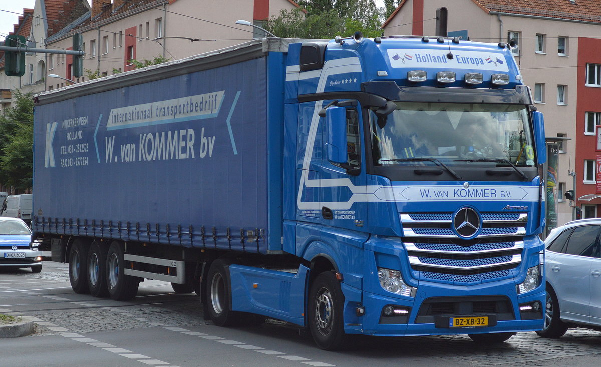 Niederländischer Sattelzug mit MB ACTROS 1845 Zugamschine der Fa. W. van KOMMER B.V. am 06.07.17 Berlin-Weißensee.