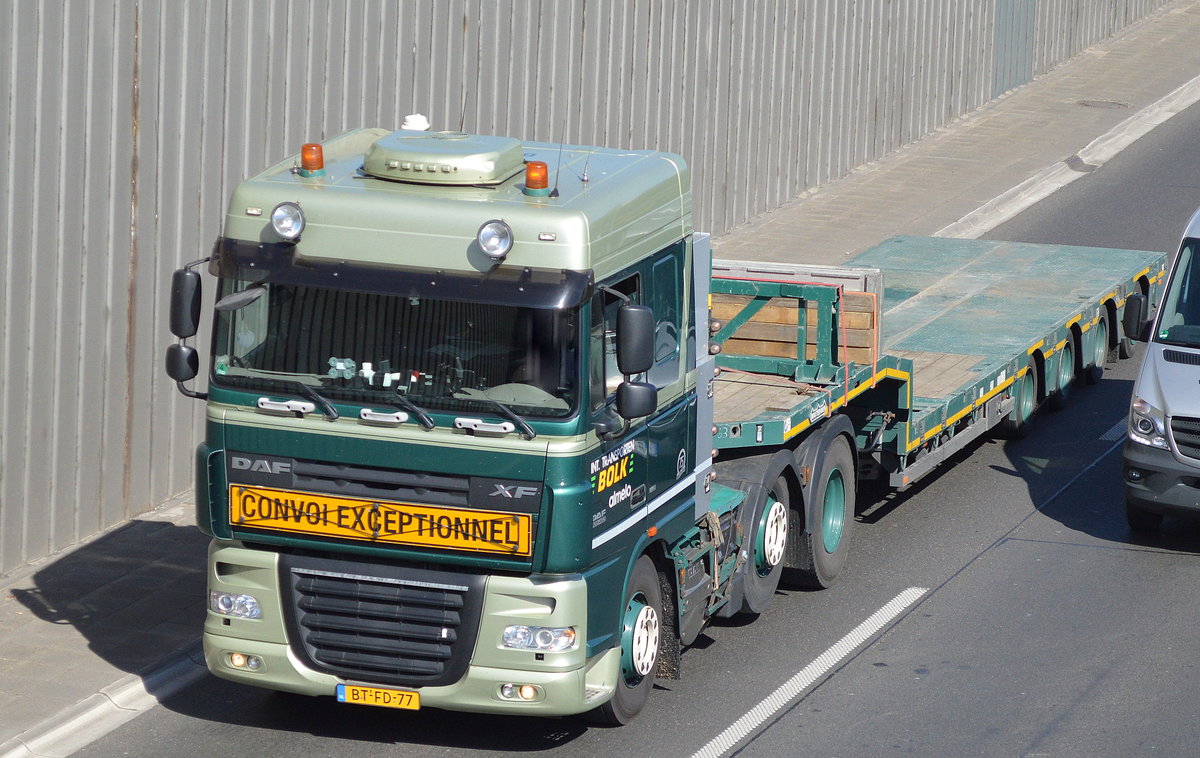 Niederländischer Sattelzug der Sped.Int. Transporten Bolk mit DAF XF 105.460 Zugmaschine mit Ladebrücken-Trailer am 21.04.16 Berliner Stadtautobahn Höhe Knobelsdorffstr.