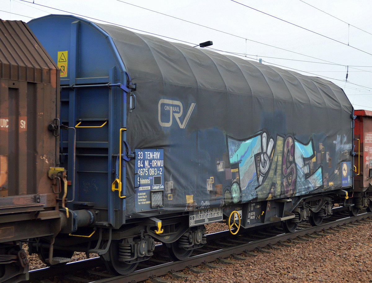 Niederländischer Schiebeplanwagen vom Einsteller On Rail mit der Nr. 33 TEN-RIV 84 NL-ORWU 4675 083-2 Shimmns Bf.Winterswick Ladegut:Coils am 12.04.16 Bf. Flughafen Berlin-Schönefeld.