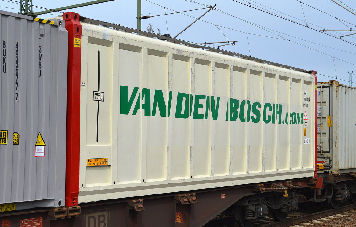 Niederländischer VAN DEN BOSCH Container am 03.04.16 Bhf. Flughafen Berlin-Schönefeld.