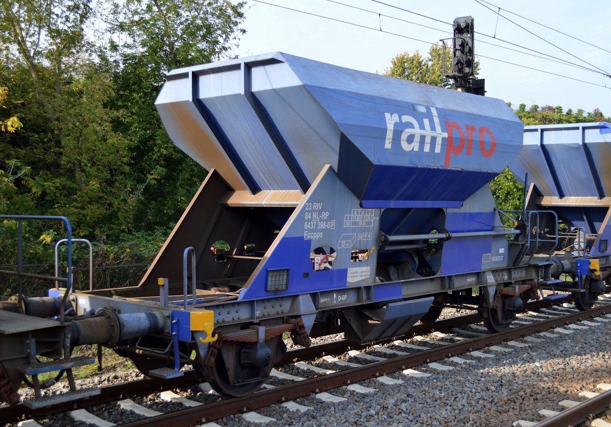 Niederl�ndischer zweiachsiger Sch�ttgutwagen der Vermietfirma Rail Pro mit der Nr. 23 RIV 84 NL-RP 6437 398-0(P) Fccpps f�r Schottertransporte am 13.10.14 Berlin-Hohensch�nhausen.