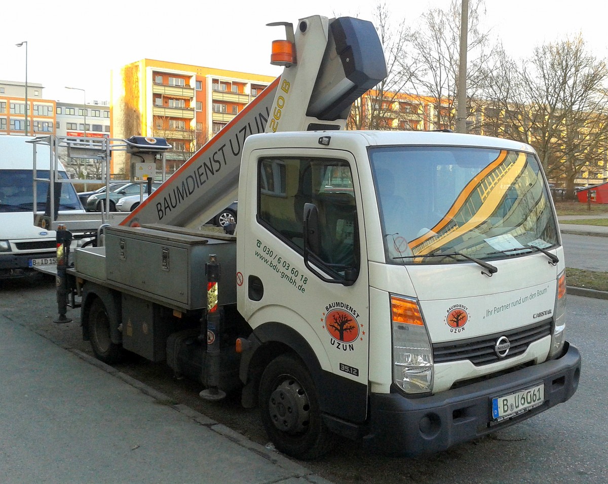 NISSAN CABSTAR 35.12 mit Hebebühne (PALFINGER 260 B) der Firma bdu-gmbh, einem Baumdienst aus Berlin, 26.02.15 Berlin-Pankow.
