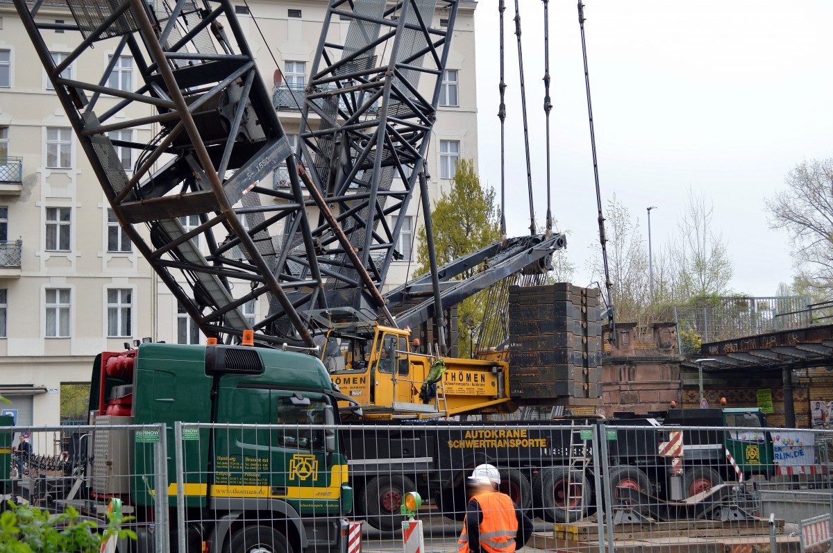 Noch ein letztes Bild von der Seite des THÖMEN LIEBHERR LG 1550 mit der Führerkabine des Fahrzeugkrans am 06.04.14 Berlin-Yorkstr.