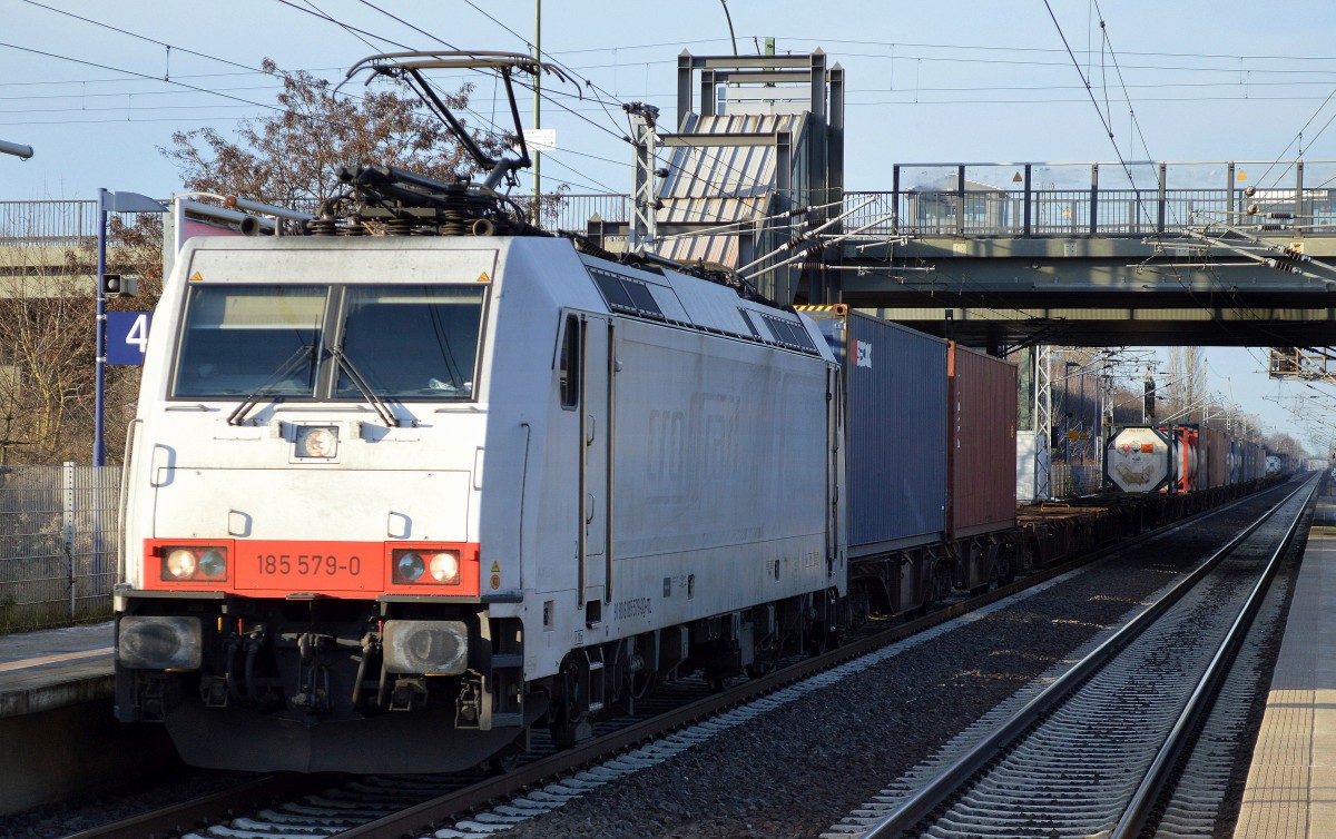 Noch einmal bei Sonne, die neue in der ITL-Flotte, 185 579-0 mit Containerzug am 14.01.16 Berlin-Hohenschönhausen.
