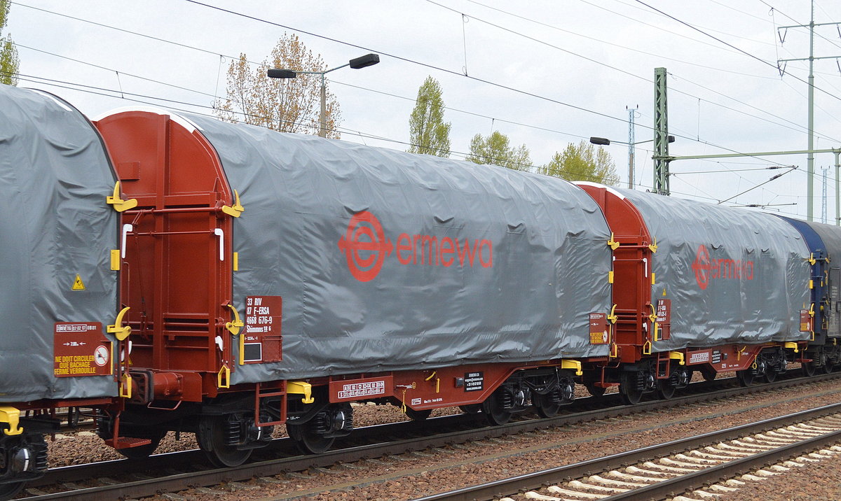 Noch ganz neue Drehgestell-Flachwagen mit Schiebeplane für Stahlcoil-Transporte vom Einsteller ERMEWA, im Bild der Wagen mit der Nr. 33 RIV 87 F-ERSA 4668 676-9 Shimmns 18 6 am 21.04.17 Bf. Flughafen Berlin-Schönefeld. 