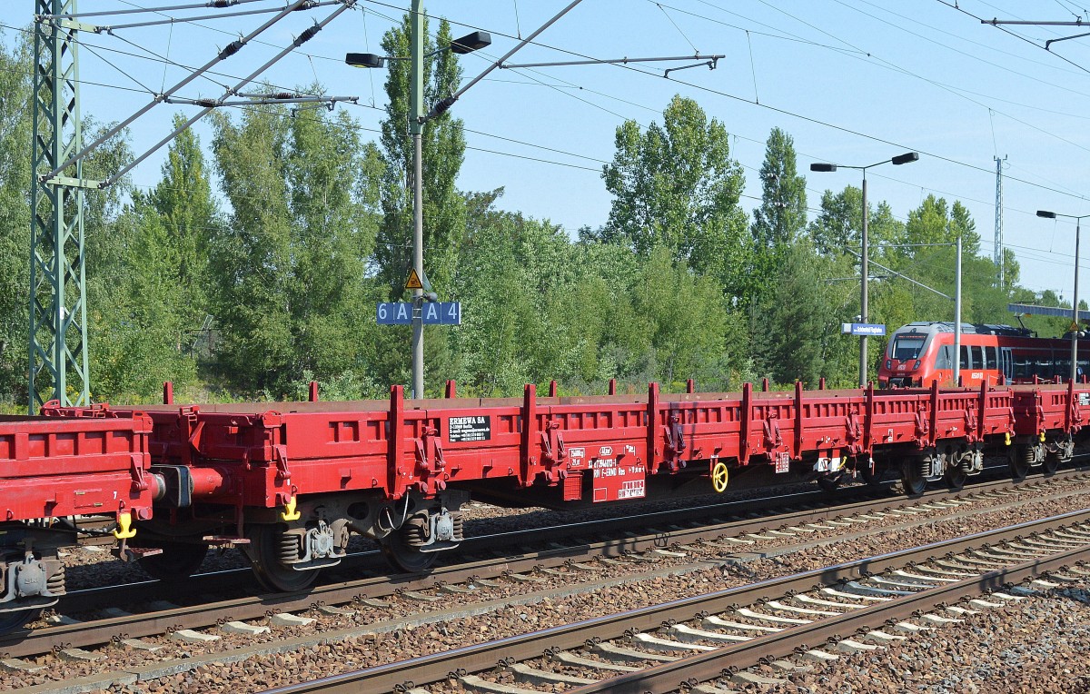 Noch ganz neuer Drehgestell-Flachwagen mit Seitenborden vom Einsteller ERMEWA SA in Berlin mit französischer Nr. 33 RIV 87 F-ERMD 3946 013-1 Res am 03.08.15 Bhf. Flughafen Berlin-Schönefeld.