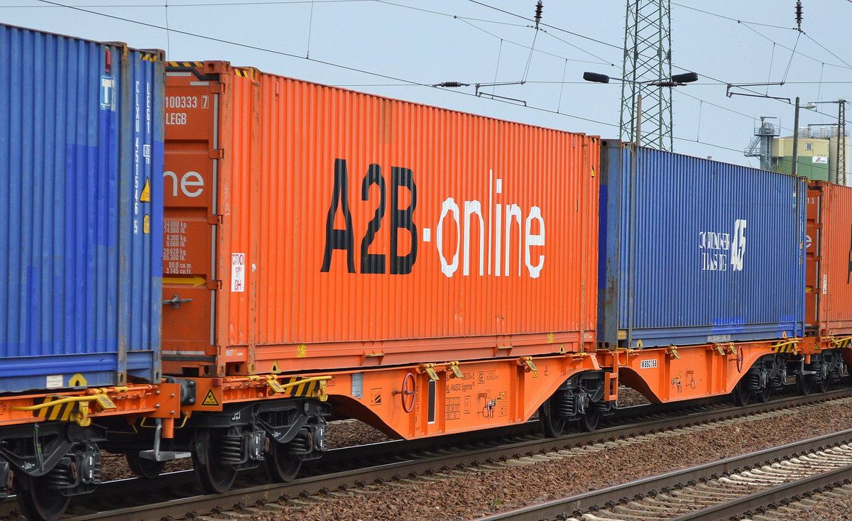 Noch ganz neuer Gelenk-Containertragwagen vom Einsteller WASCOSA mit niederl�ndischer Registrierung mit der Nr. 37 TEN 84 NL-WASCO 4962 014-5 Sggmrss 90´am 15.04.16 Bhf. Flughafen Berlin-Sch�nefeld.