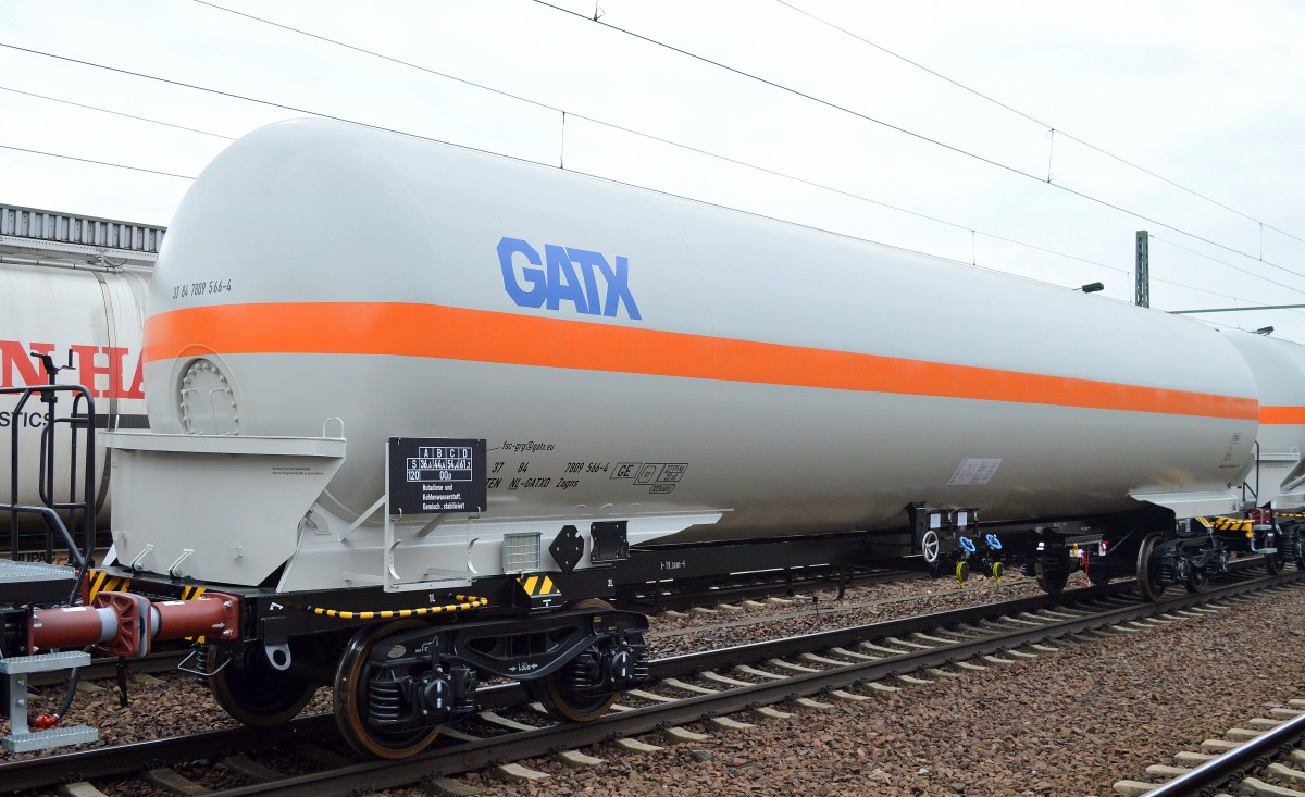 Noch ganz neuer großvolumiger (Länge 19,50 m) Gasdruckkesselwagen vom Einsteller GATX in Deutschland mit niederländischer Zulassung 37 REN 84 NL-GATXD 7809 566-4 lt. Aufschrift für das Ladegut: Butadiene und Kohlenwasserstoff Gemisch, stabilisiert in einem gemischten Güterzug am 18.02.16 Bhf. Flughafen Berlin-Schönefeld.