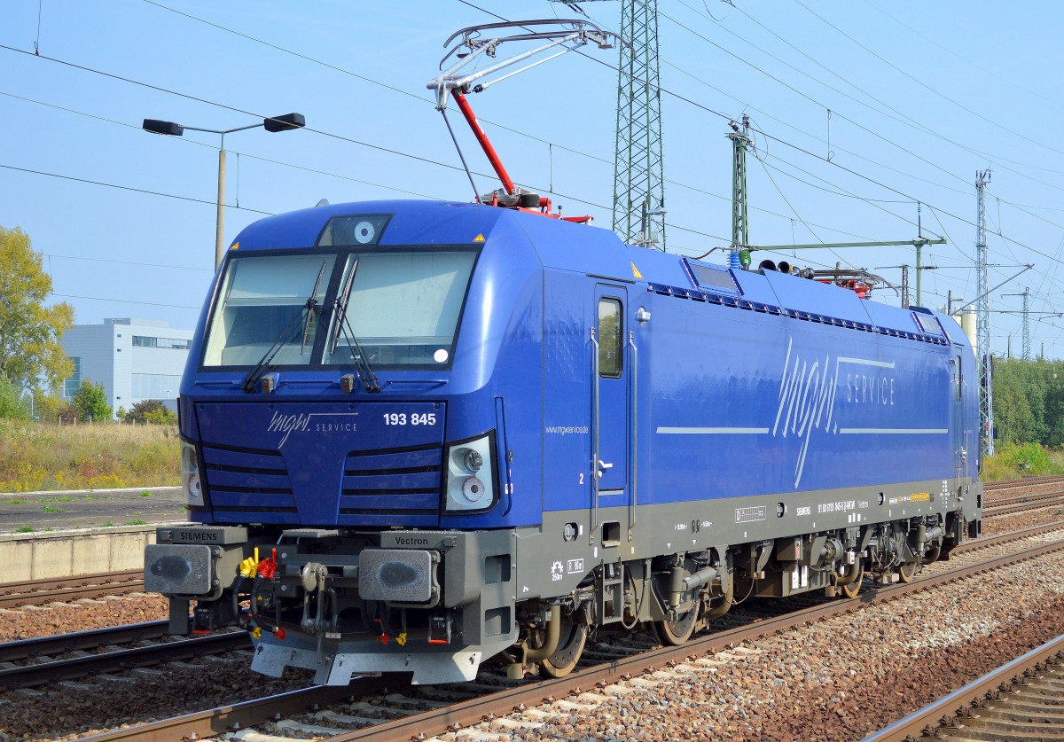 Noch mal von der anderen Seite, die mgw Lok 193 845 am 16.09.14 Bhf. Flughafen Berlin-Schönefeld.