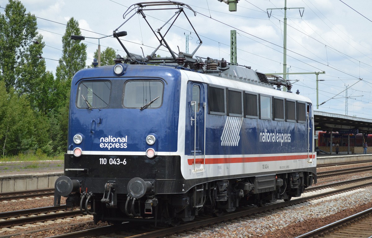 Noch mal von der anderen Seite die wunderschöne PRESS 110 043-6 (110 511-3) Durchfahrt Bhf. Flughafen Berlin-Schönefeld am 26.06.14