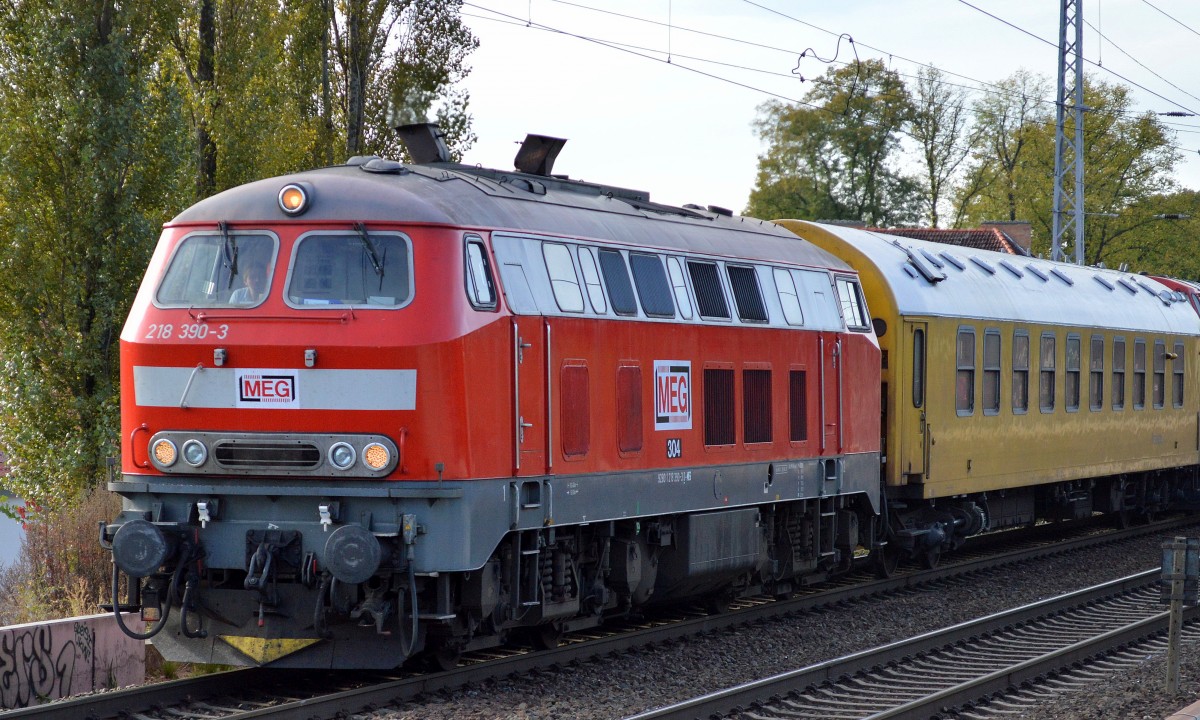 Noch mal aus der Nähe, MEG 304 (92 80 1218 309-3 D-MEG, MaK Bj.1975) am 08.10.14 mit Messzug in Berlin-Karow.