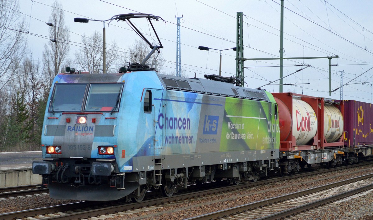 Noch mal aus näherer Perspektive, eine der wenigen DB Werbe 185ér, die 185 152-6 mit Containerzug am 02.02.15 Bhf. Flughafen Berlin-Schönefeld.