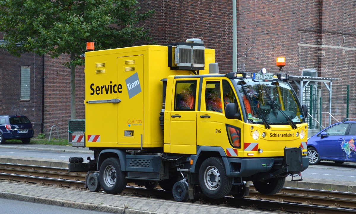 Noch mal ein besseres Bild vom BVG Zweiwegefahrzeug auf Basis eines muticar Fumo zum Schmieren der TRAM-Gleise im Berliner Straßenbahnnetz am 22.08.14 Berlin-Weißensee. 