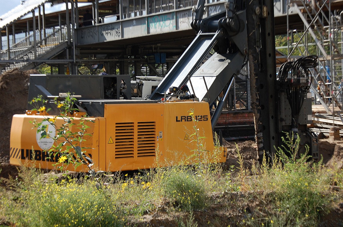 Noch mal etwas n�her das Ramm- u. Bohrger�t LIEBHERR LRB 125 am 28.09.13 Gro�baustelle Berlin Ostkreuz. 