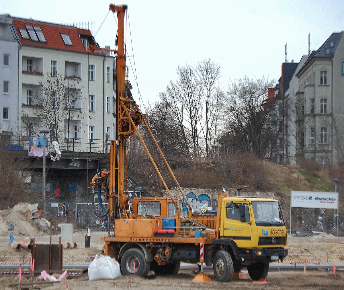 Noch mal in Gesamtansicht, der MB LKW mit Bohrturm der Fa. hw H�lscher Wasserbau Brunnenbau am 18.02.14 Gro�baustelle Berlin-Ostkreuz.