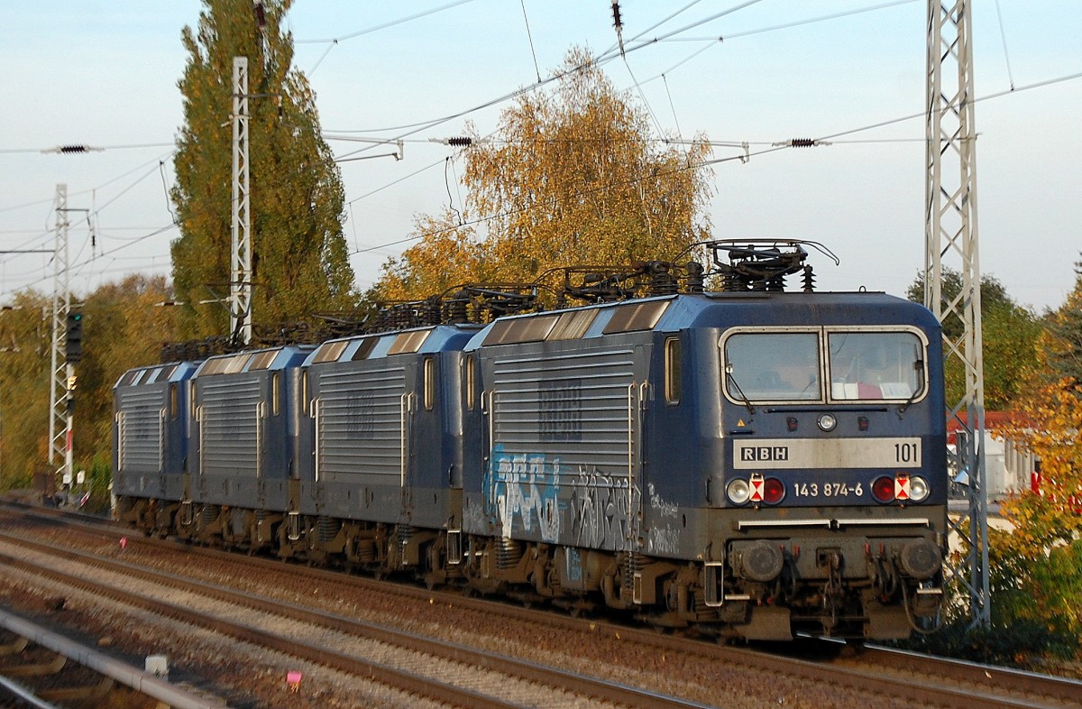 Noch mal von hinten der interessante Lokzug mit RBH 143�rn gezogen von RBH 106/143 286-3 und am Zugende RBH 101/143 874-6 am 22.10.13 Berlin-Karow Richtung Bernau. 