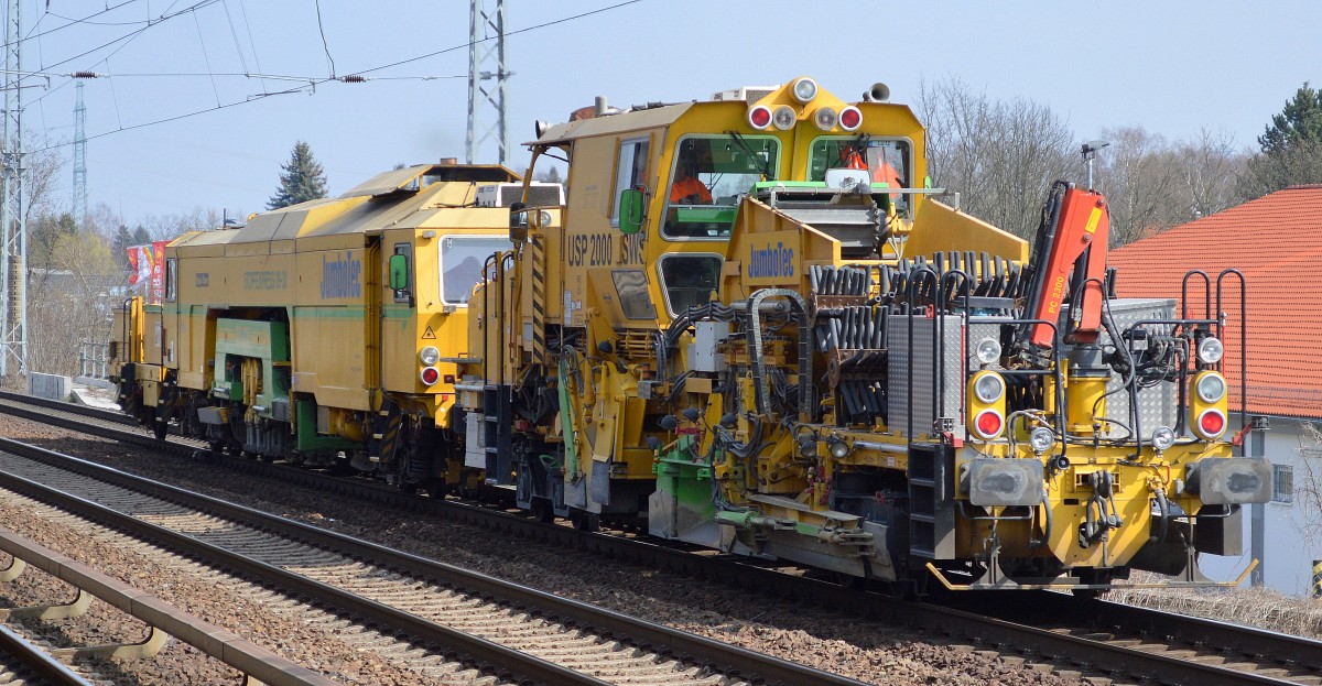 Noch mal von hinten der P&T STOPFEXPRESS 09-3X und die Schnellschotterplaniermaschine USP 2000 SWS der Fa. JumboTec am 09.04.15 Berlin-Karow. 