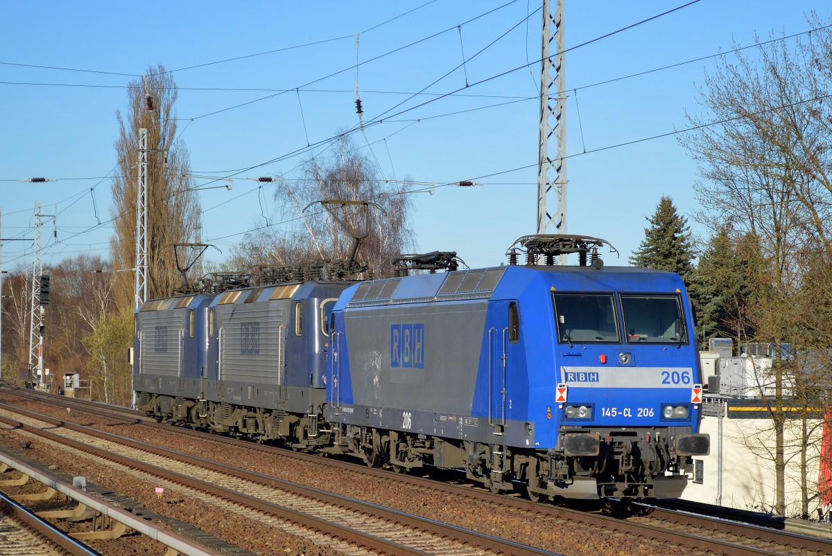 Noch mal von hinter der RBH Lokzug gezogen RBH 112/143 638-5 in der MItte RBH 121/143 048-7 und am Ende RBH 206/145-CL 206 am 12.03.14 Berlin-Karow.