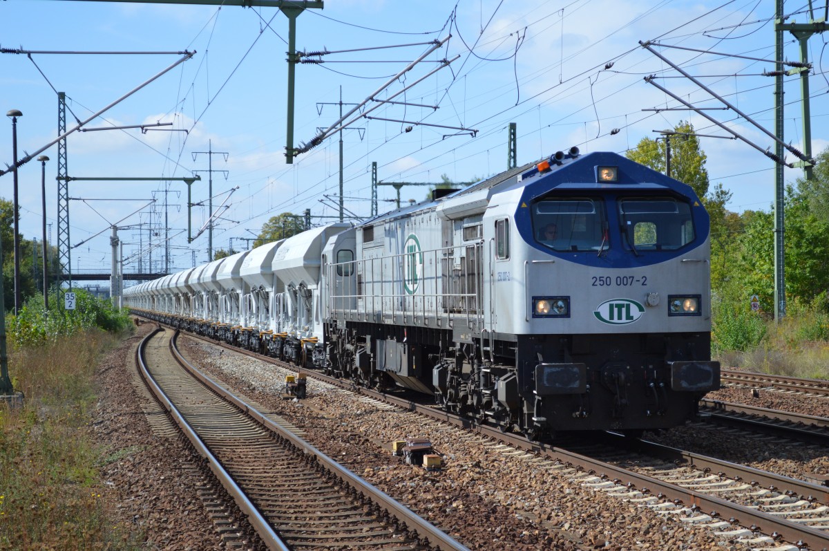 Noch mal der ITL Tiger 250 007-2 mit Ganzzug tschechischer Schüttgutwagen am 09.09.14 Durchfahrt Bhf. Flughafen Berlin-Schönefeld.