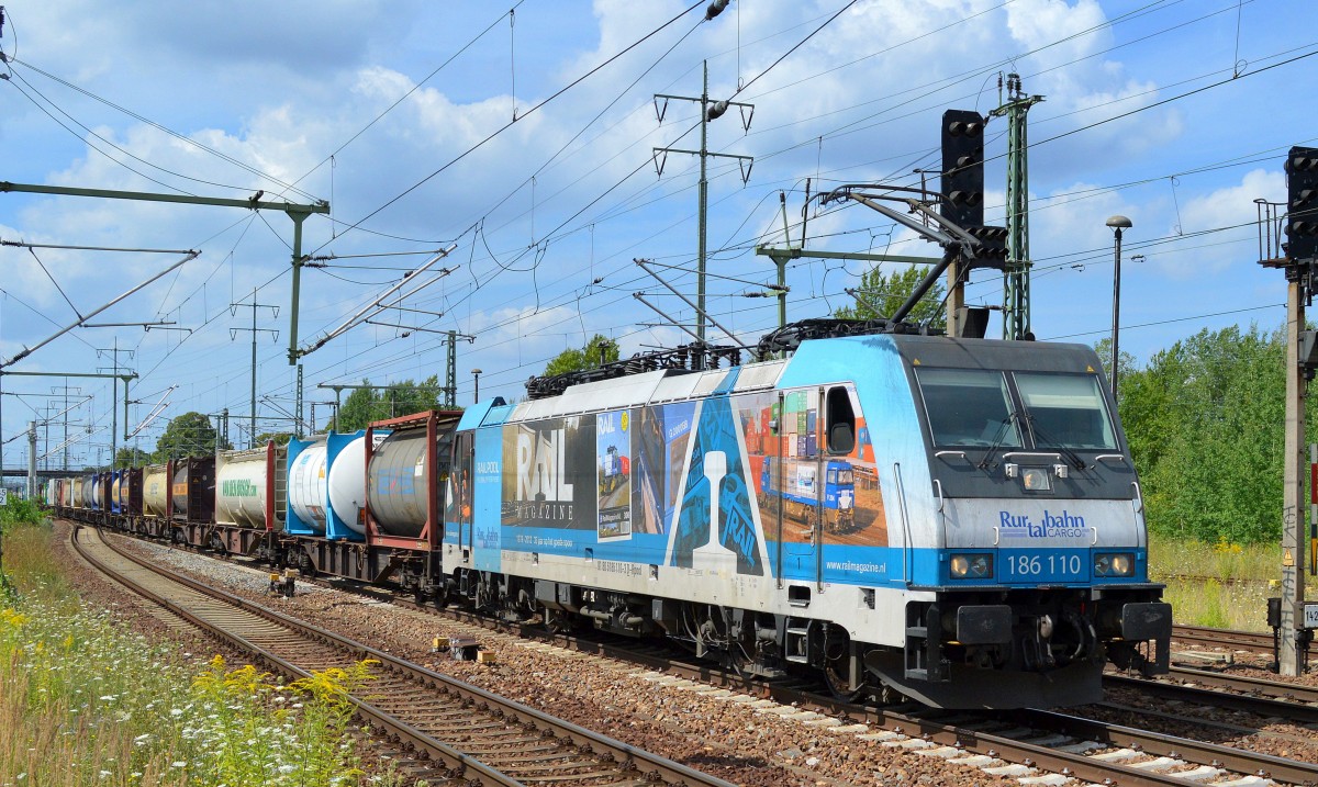 Noch mal mit Containerzug, die Railpool Mietlok 186 110 für RTB bei der Durchfahrt Bhf. Flughafen Berlin-Schönefeld am 01.08.14