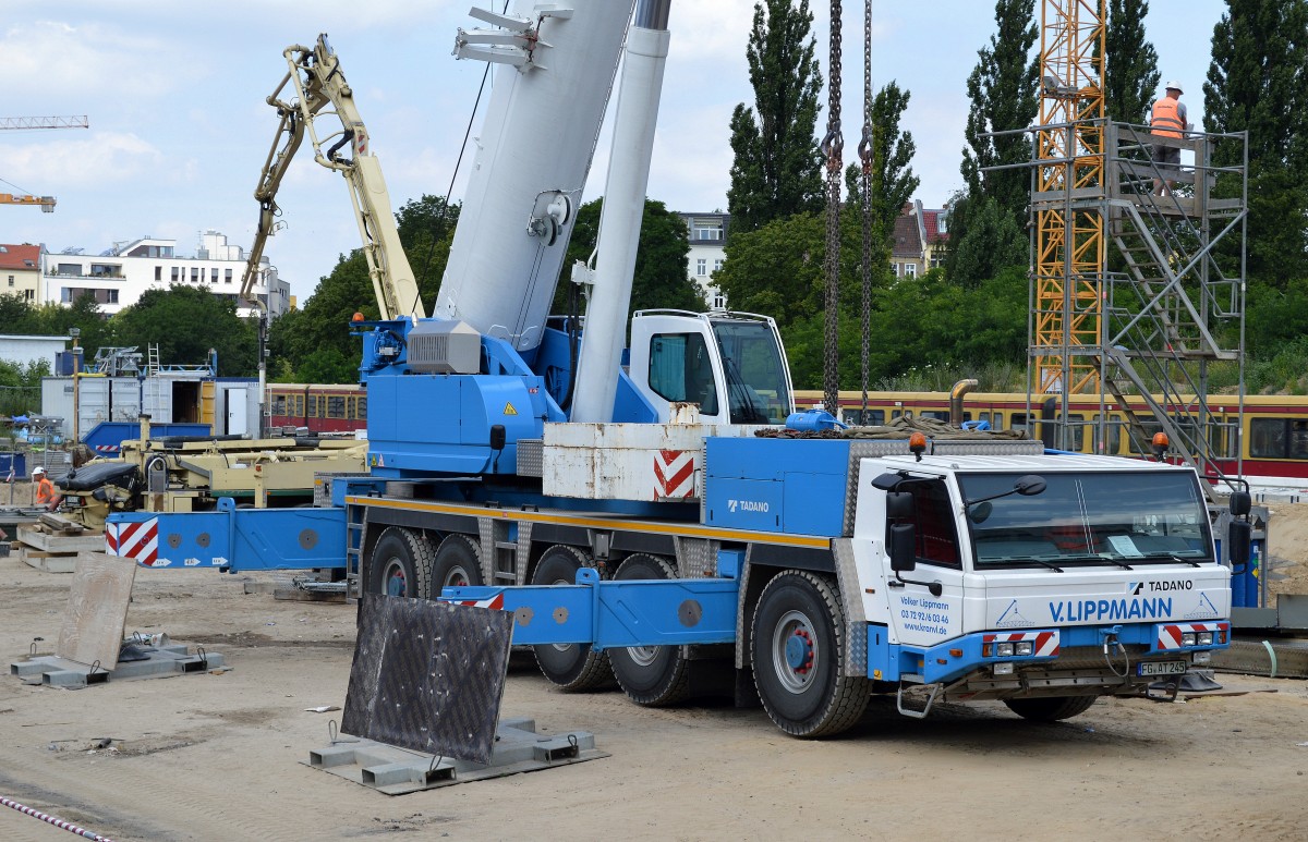 Noch mal von n�herem, der TADANO Typ? Fahrzeugkran der Fa. V.LIPPMANN am 03.07.14 Gro�baustelle Berlin-ostkreuz. 
