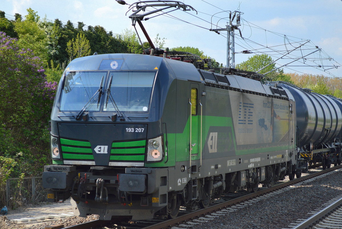 Noch mal von Nahem, die ELL Vectron 193 207-8 mit Werbung für LTE am 03.05.16 Berlin-Hohenschönhausen. 