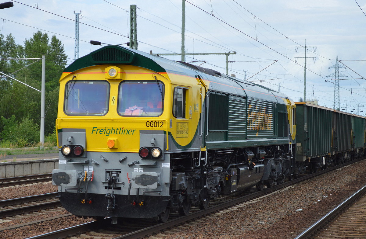 Noch mal von Nahem, der polnische Ableger Frightliner (FPL)der britischen Muttergesellschaft hat auch seit einigen Jahren eine deutsche Tochter, die Freightliner DE GmbH. Bisher sah man überall in Deutschland die typischen Class 66 mit den langen firmeneigenen offenen Güterwagen mit polnischer Registrierung, daher nahm ich heute mit Erstaunen erstmalig eine Lok mit deutscher Registrierung + offener Güterwagen mit deutscher Registrierung zur Kenntnis. Es ist die Frightliner 66012 (92 80 1266 039-7 D-BRLL) mit dem typisch langen Ganzzug am 13.07.16 Bf. Flughafen Berlin-Schönefeld.