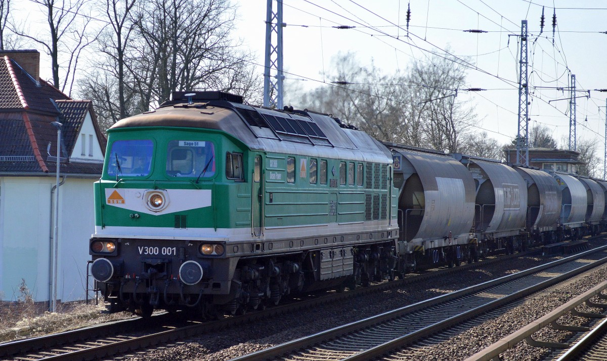 Noch mal von Nahem V 300 001 (232 404-4) der Fa. SBW mit Getreidesilowagen am 23.03.15 Berlin-Karow. 