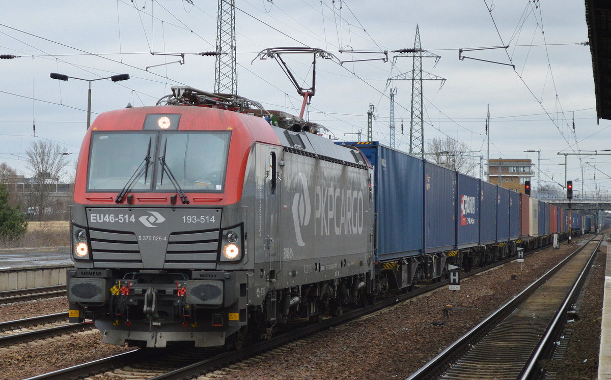 Noch mal die PKP Cargo mit der neuen Vectron EU46-514/193 514 [NVR-Number: 91 51 5370 026-4 PL-PKPC, Siemens Bj.2017] und Containerzug am 24.01.18 Bf. Flughafen Berlin-Schönefeld.