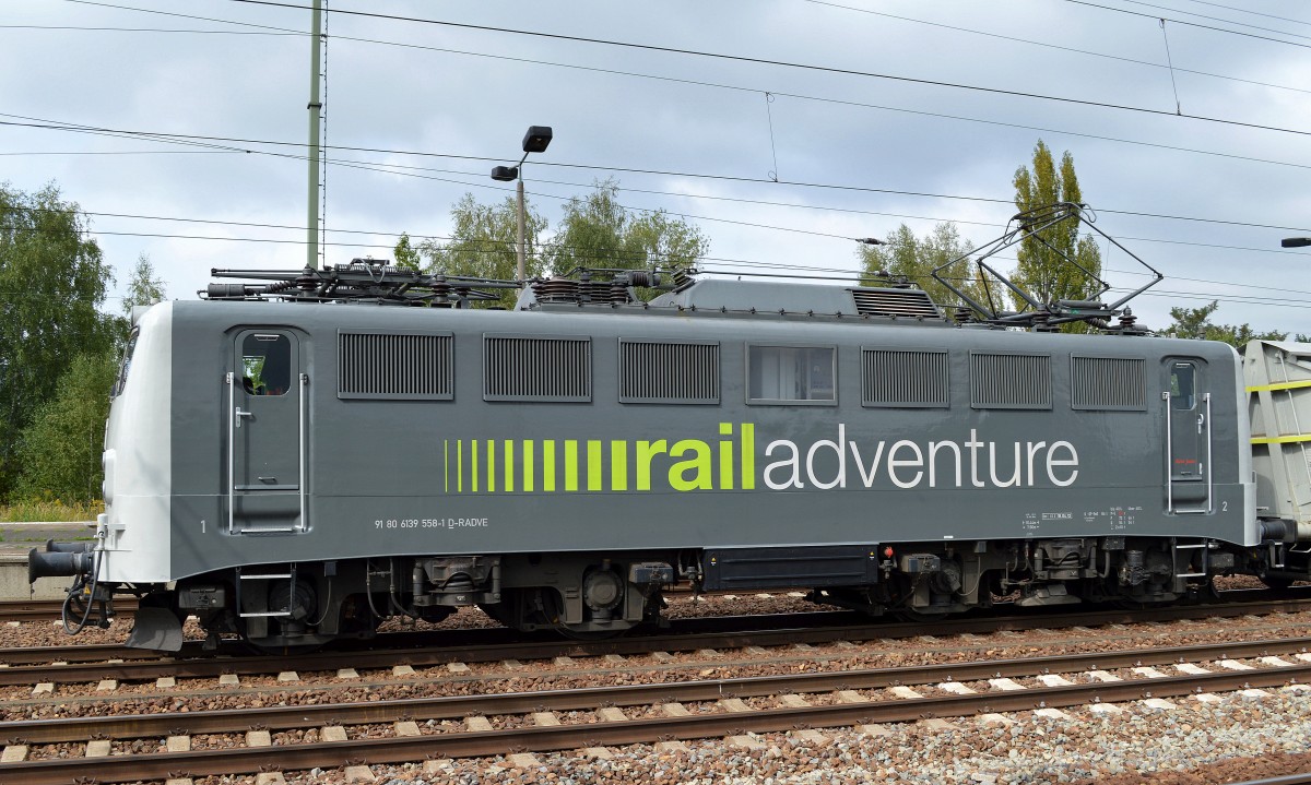 Noch mal in der Seitenansicht, RailAdventure 139 558-1 am 11.09.14 mit Überführungsfahrt im Bhf. Flughafen Berlin-Schönefeld.