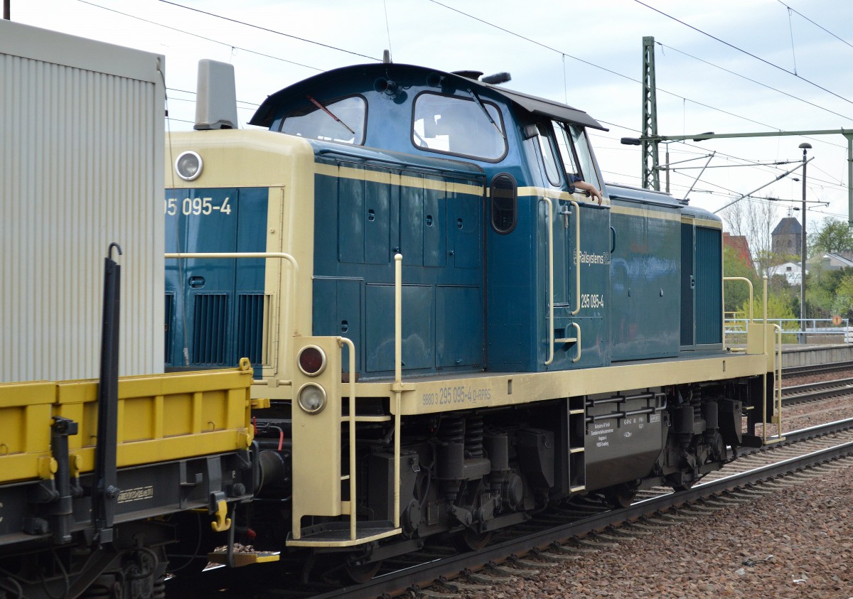 Noch der Nachschuss der 295 095-4 der Fa. Railsystems RP am 08.04.14 Bhf. Flughafen Berlin-Schönefeld.