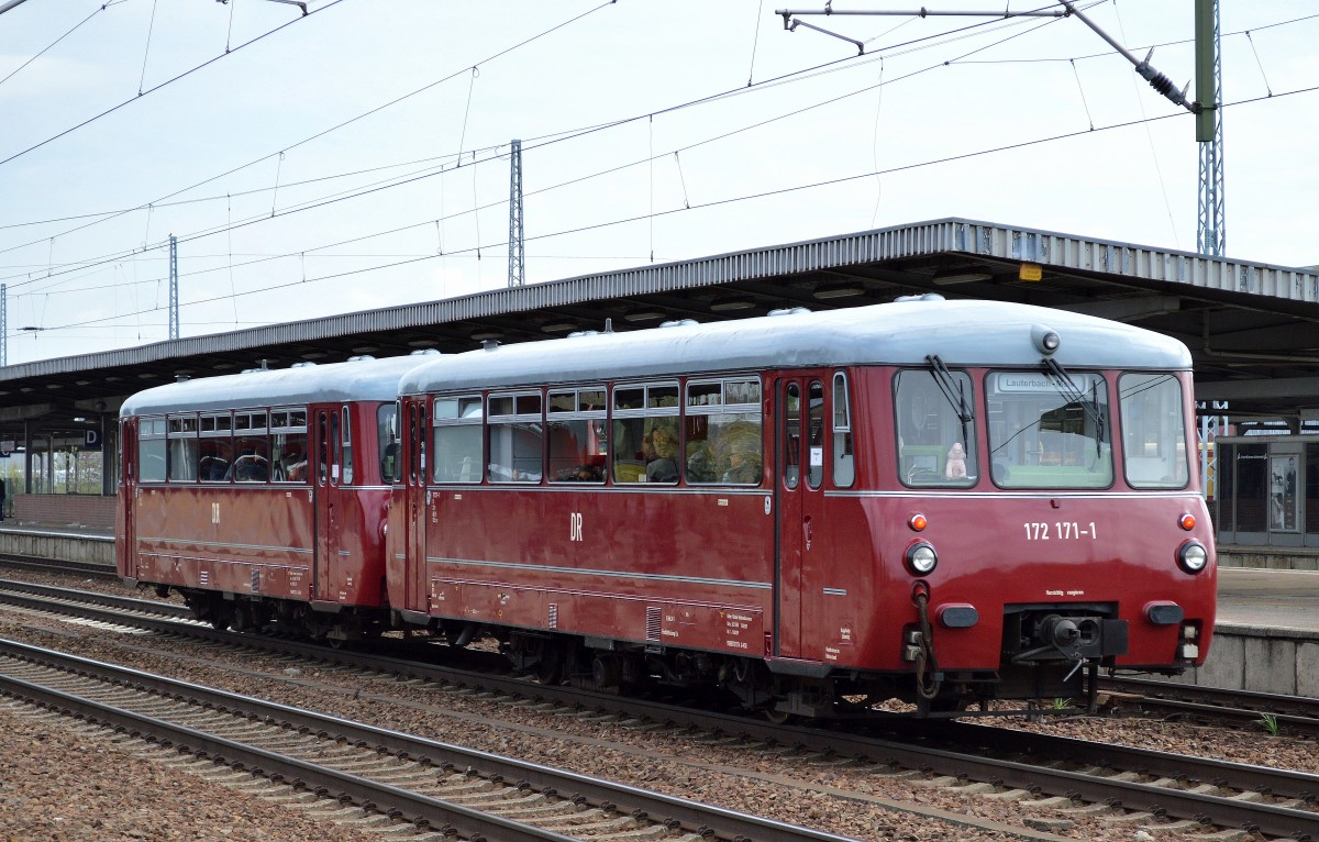 Noch der Nachschuss des Ferkeltaxigespanns mit 172 132-3 + 172 171-1 auf Sonderfahrt am 11.04.14 Durchfahrt Bhf. Flughafen Berlin-Schönefeld.