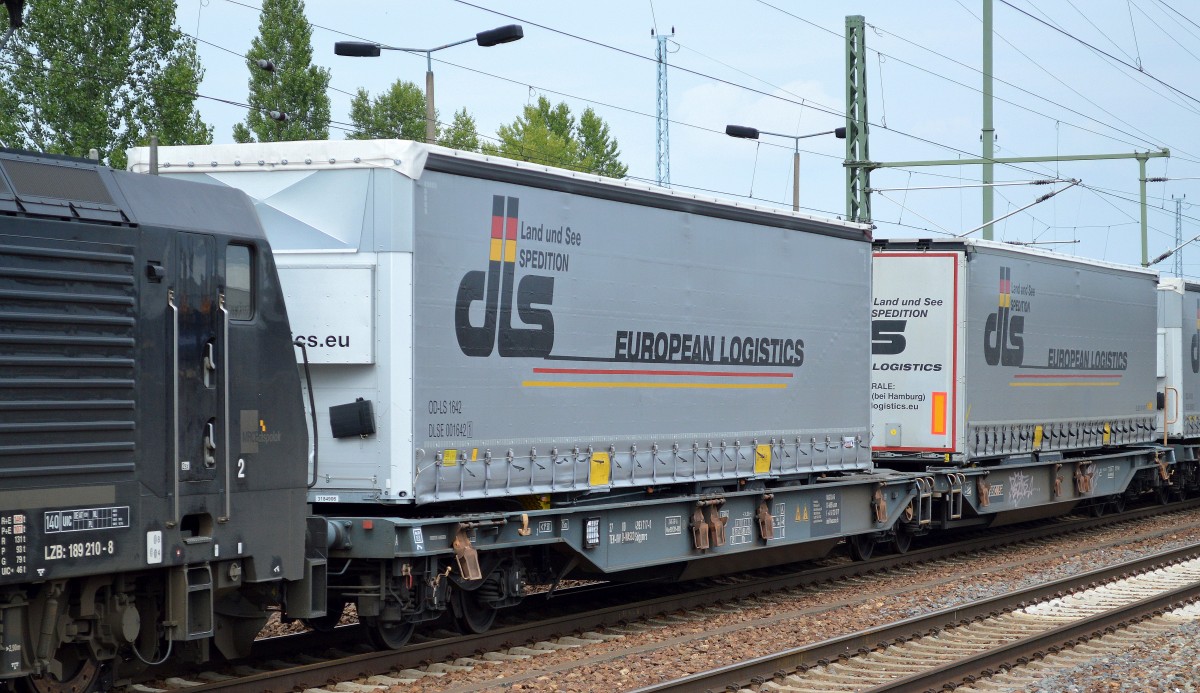 Noch nicht so häufig gesichtet LKW-Auflieger der deutschen Sped. DLS Land und Speditionsgesellschaft mbH als Ladegut bei KLV-Güterzügen am 07.08.14 Bhf. Flughafen Berlin-Schönefeld.